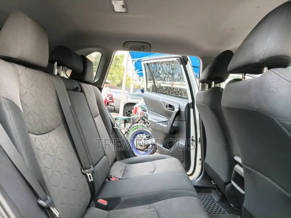 Toyota RAV4 LE AWD 2019 White