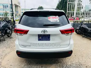 Toyota Highlander LE Plus 2019 White