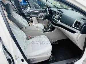 Toyota Highlander LE Plus 2019 White