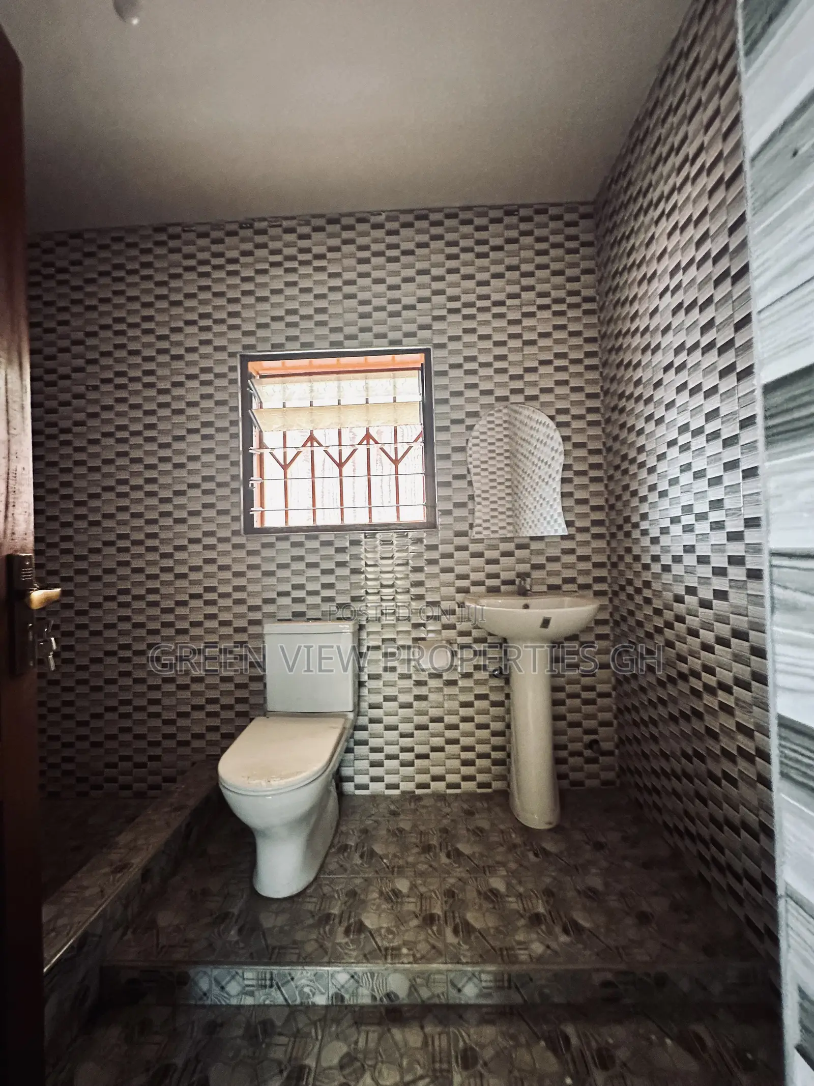 1bdrm Room & Parlour in West Hills Mall Area for rent