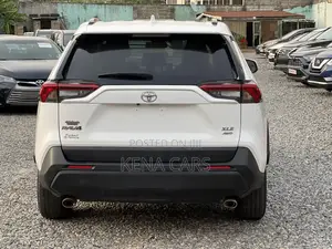 Toyota RAV4 XLE 2021 White