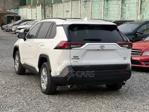 Toyota RAV4 XLE 2021 White