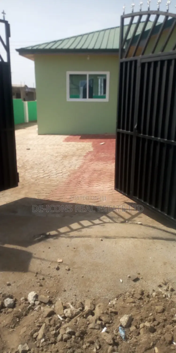 3bdrm House in De-Icons Real Estate, Awutu Senya East Municipal