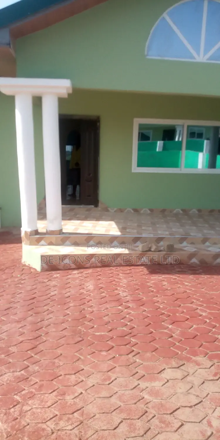 3bdrm House in De-Icons Real Estate, Awutu Senya East Municipal