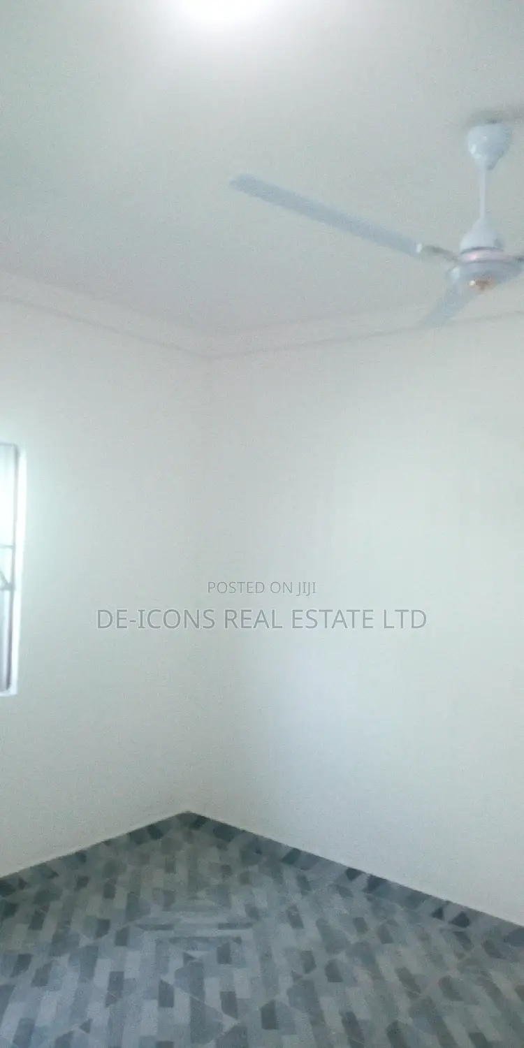 3bdrm House in De-Icons Real Estate, Awutu Senya East Municipal
