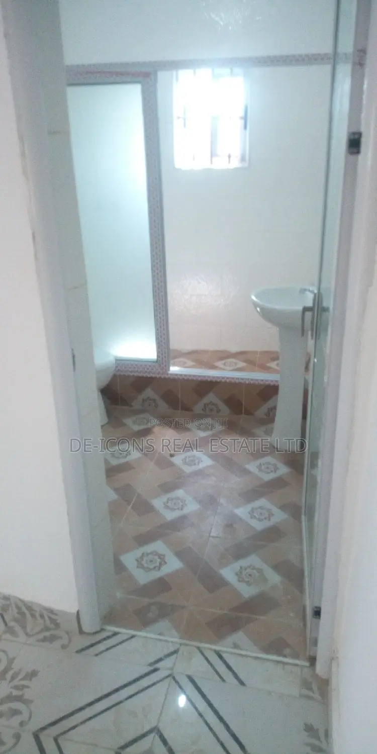 3bdrm House in De-Icons Real Estate, Awutu Senya East Municipal