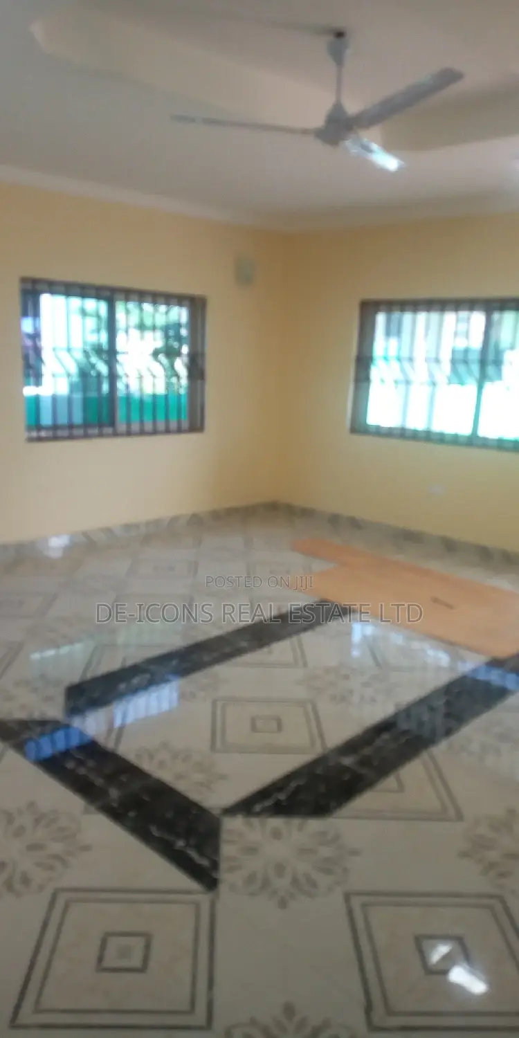 3bdrm House in De-Icons Real Estate, Awutu Senya East Municipal