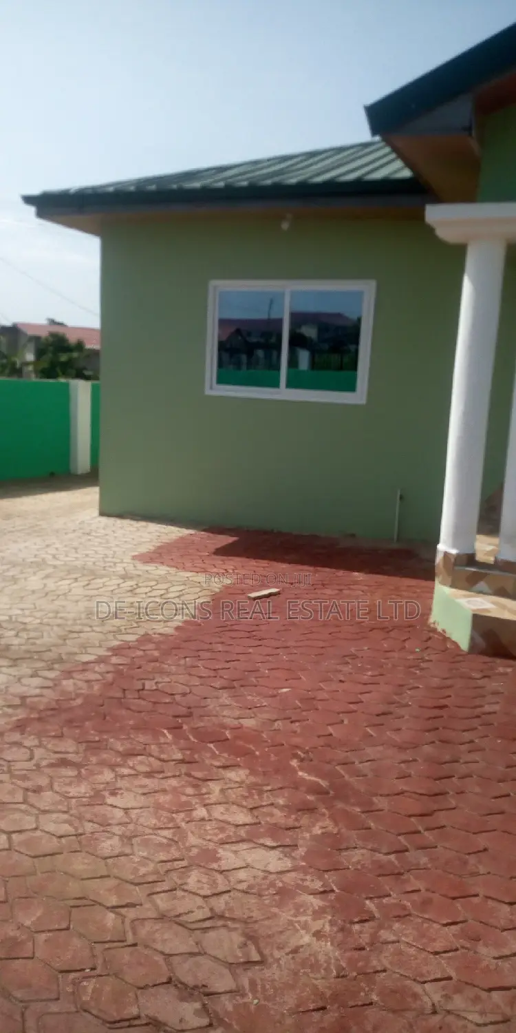 3bdrm House in De-Icons Real Estate, Awutu Senya East Municipal