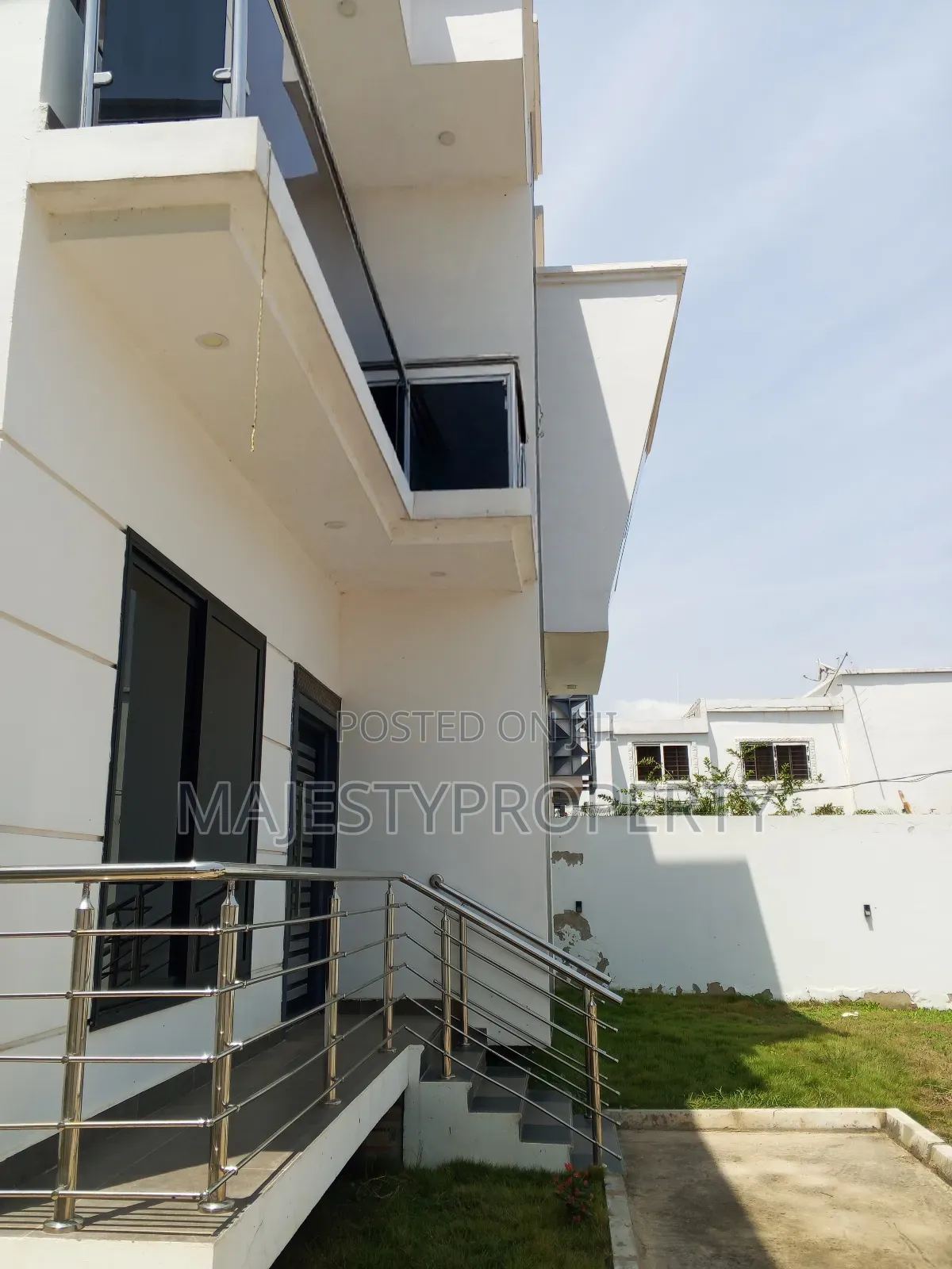 4bdrm Duplex in Community 18, Spintex for rent