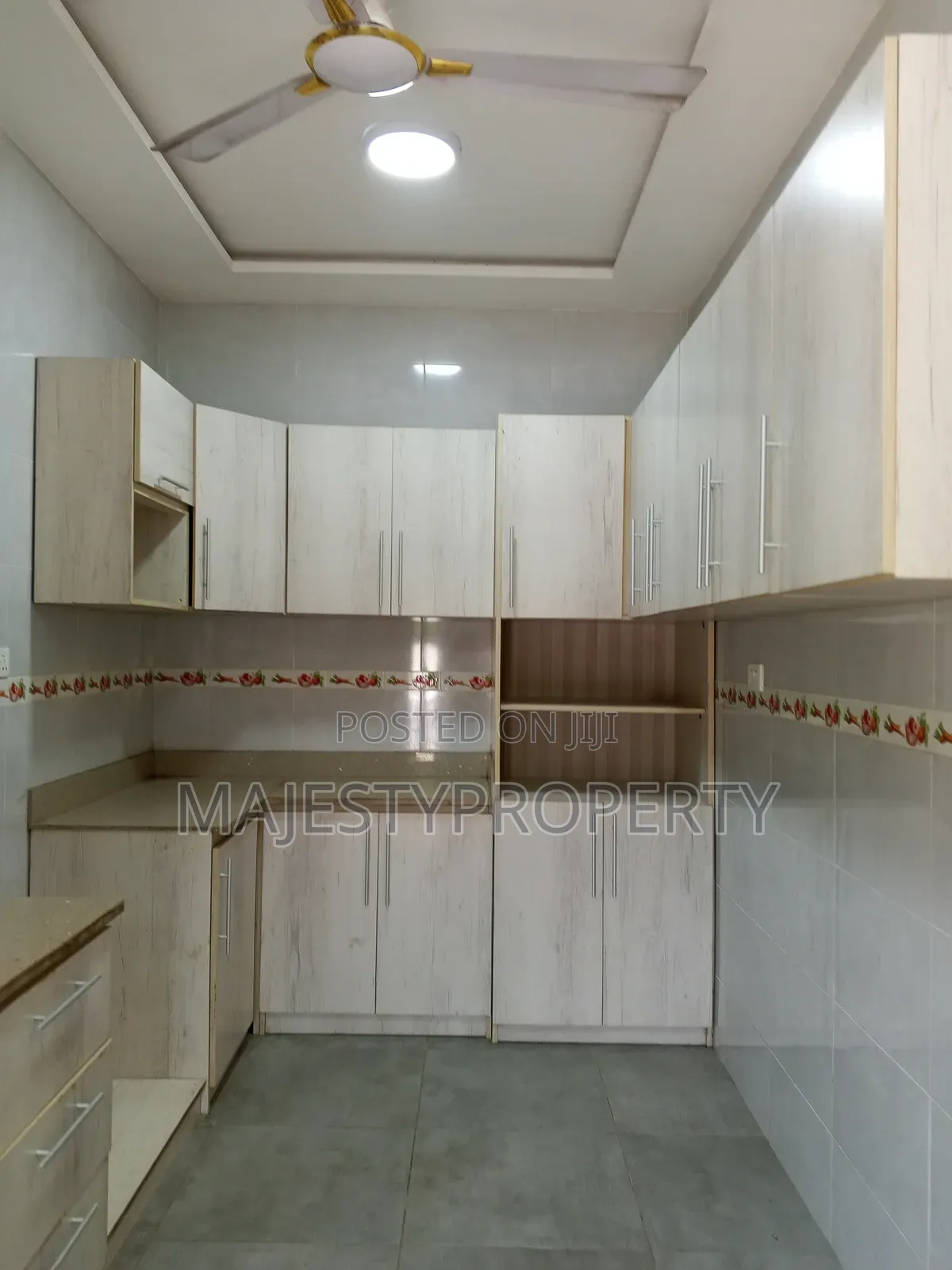 4bdrm Duplex in Community 18, Spintex for rent