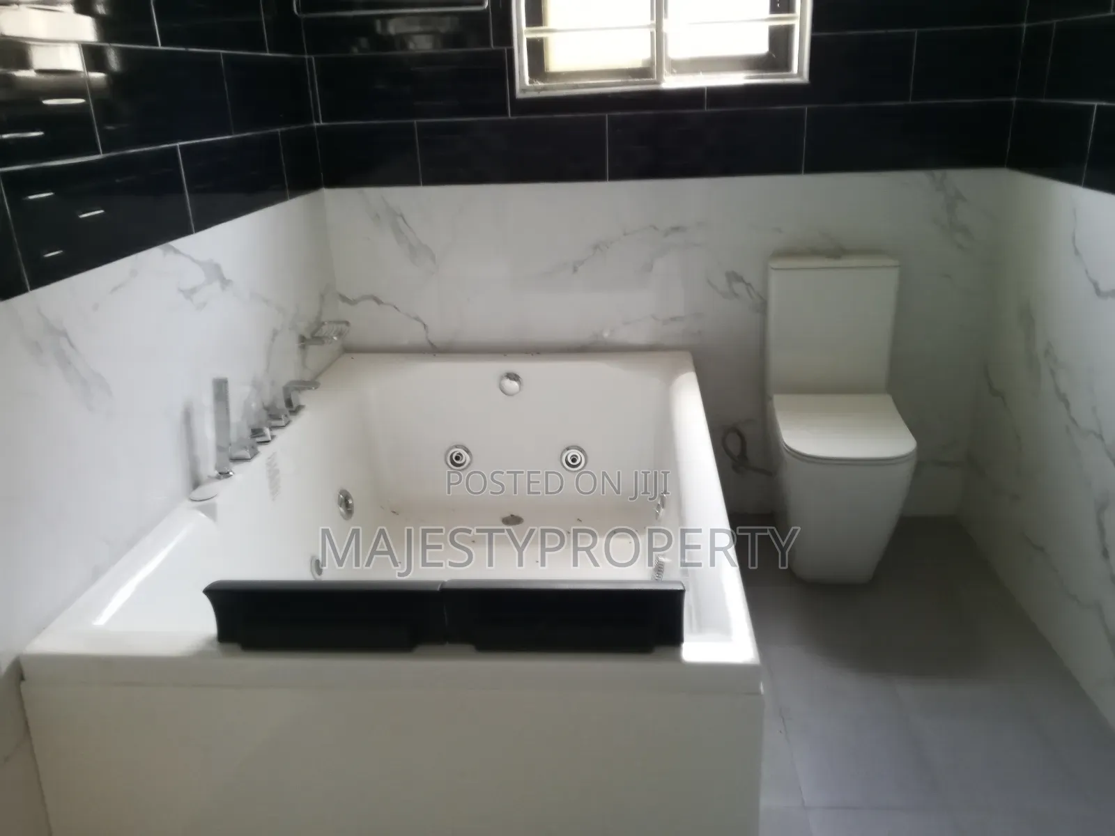4bdrm Duplex in Community 18, Spintex for rent