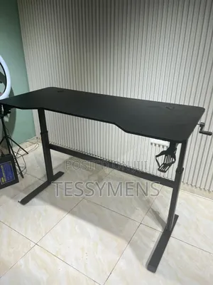 Adjustable Manual Table (140 by 60 Cm)
