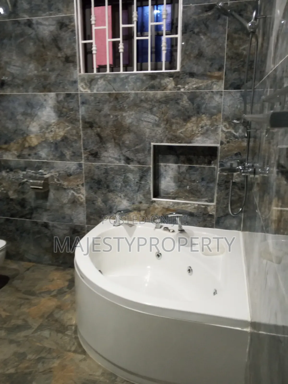 5bdrm Townhouse / Terrace in Community 18, Spintex for rent