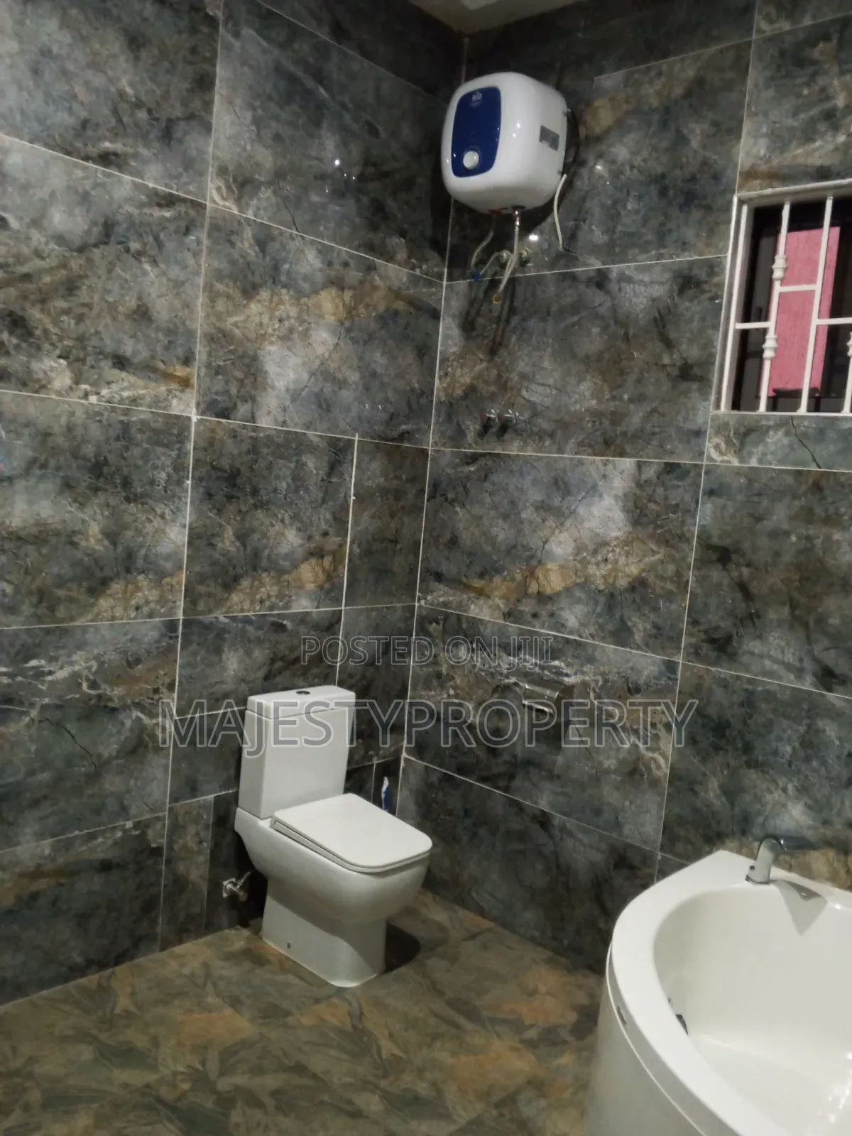 5bdrm Townhouse / Terrace in Community 18, Spintex for rent