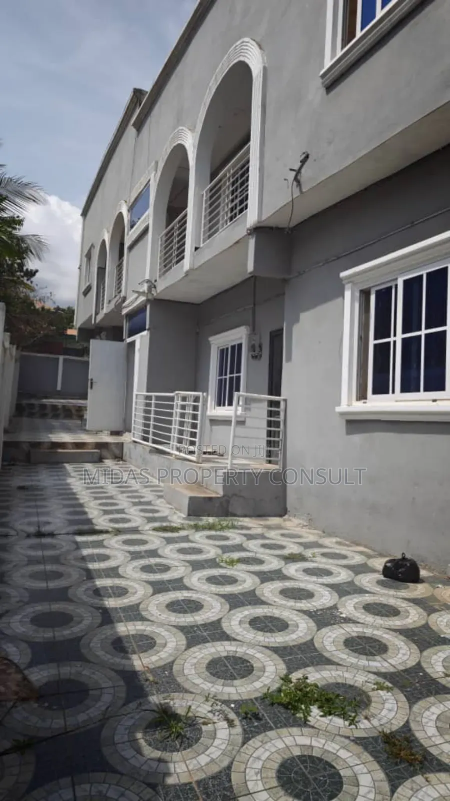 9bdrm Apartment in Bank Of Ghana Area, Ashomang Estate for sale