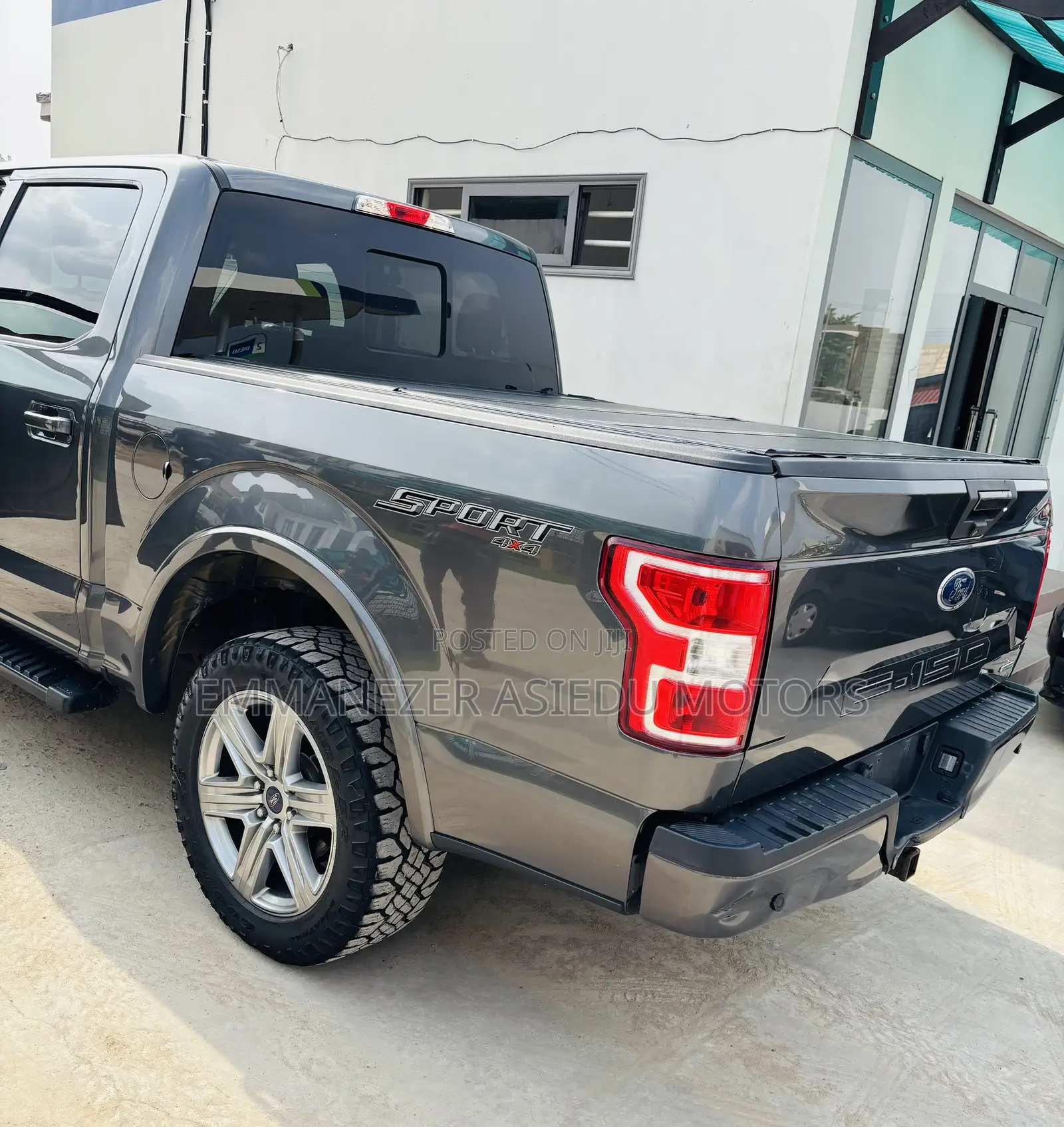 Ford F-150 Platinum 4x2 SuperCrew Cab Styleside 6.5 ft. box 157 in. WB