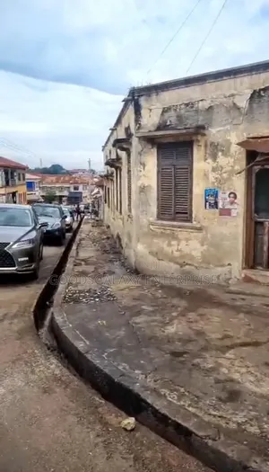 10bdrm House in Kumasi Metropolitan for sale