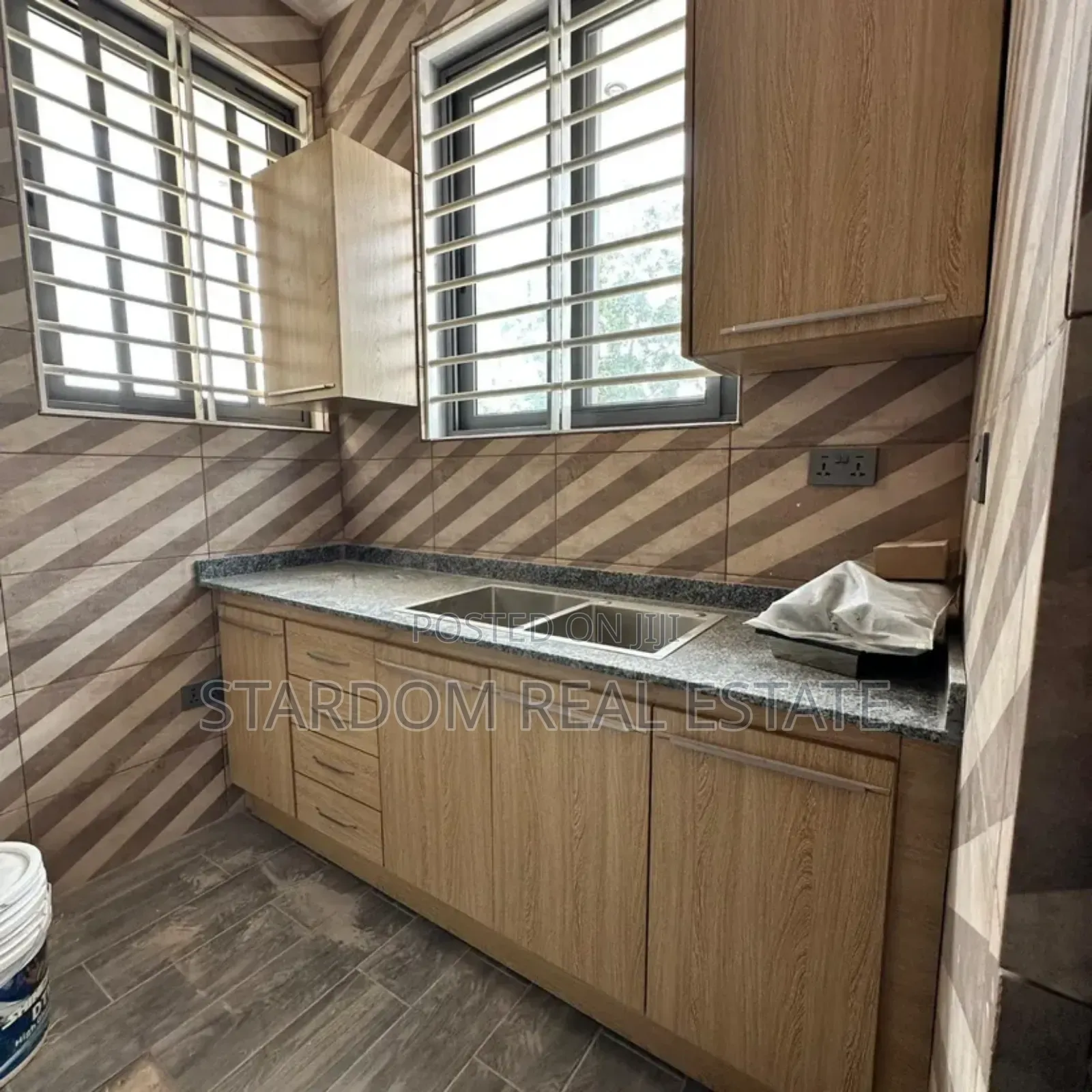 6bdrm Mansion in West Trassaco, East Legon for sale