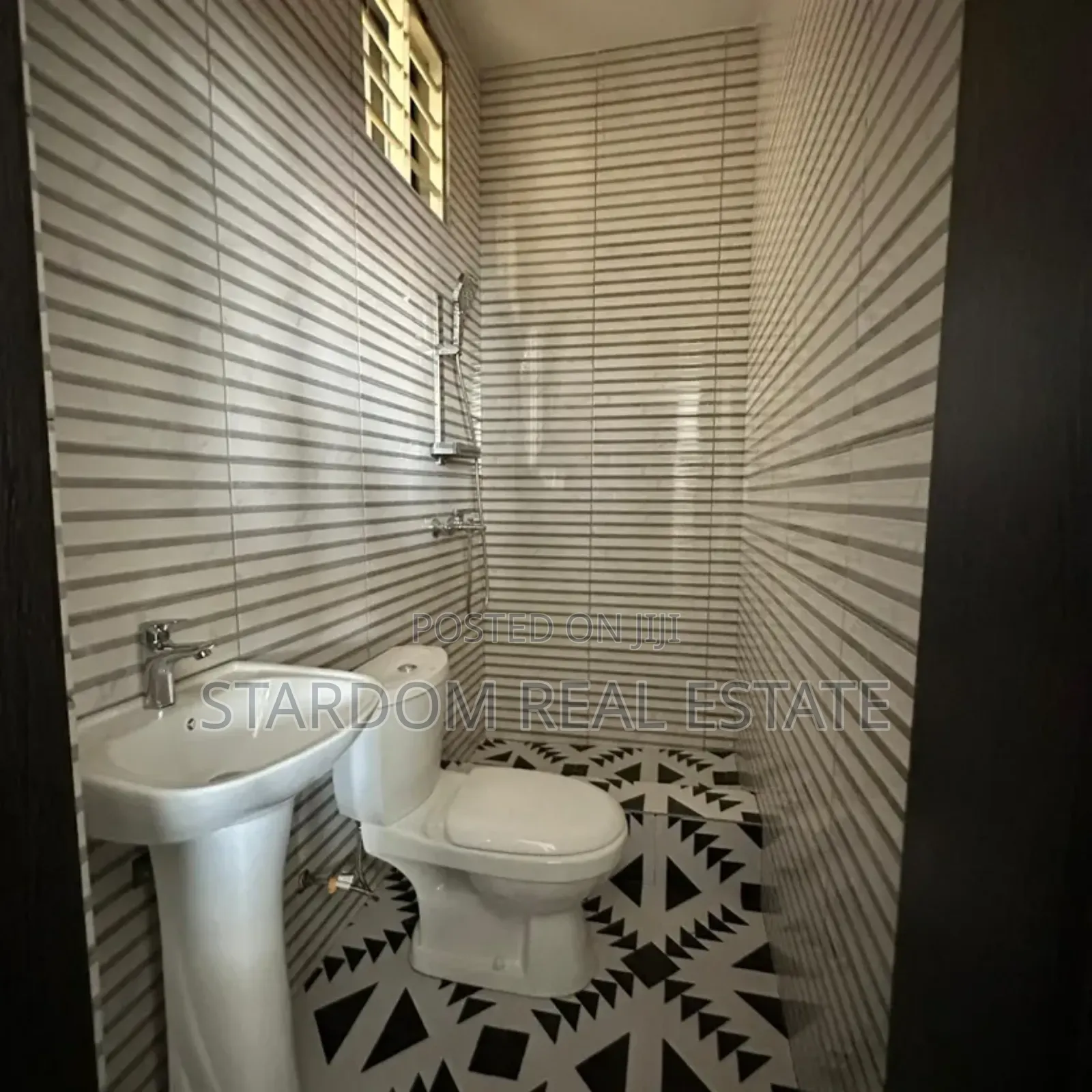 6bdrm Mansion in West Trassaco, East Legon for sale