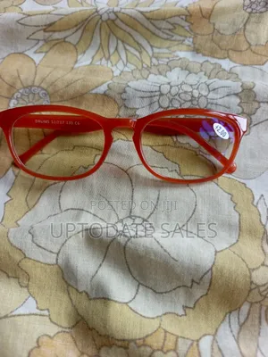 Eye Glasses With +2.00 Degree Lense