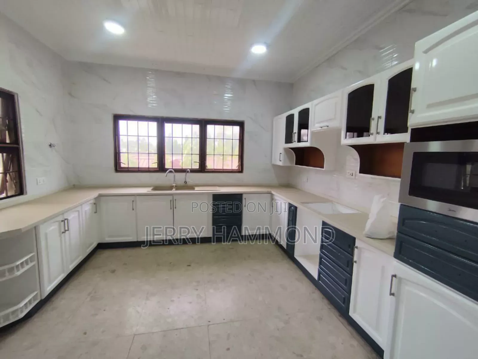 15bdrm Mansion in Roman Ridge for sale