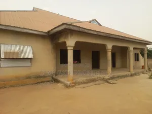 6bdrm House in Duase New Site, Kumasi Metropolitan for sale