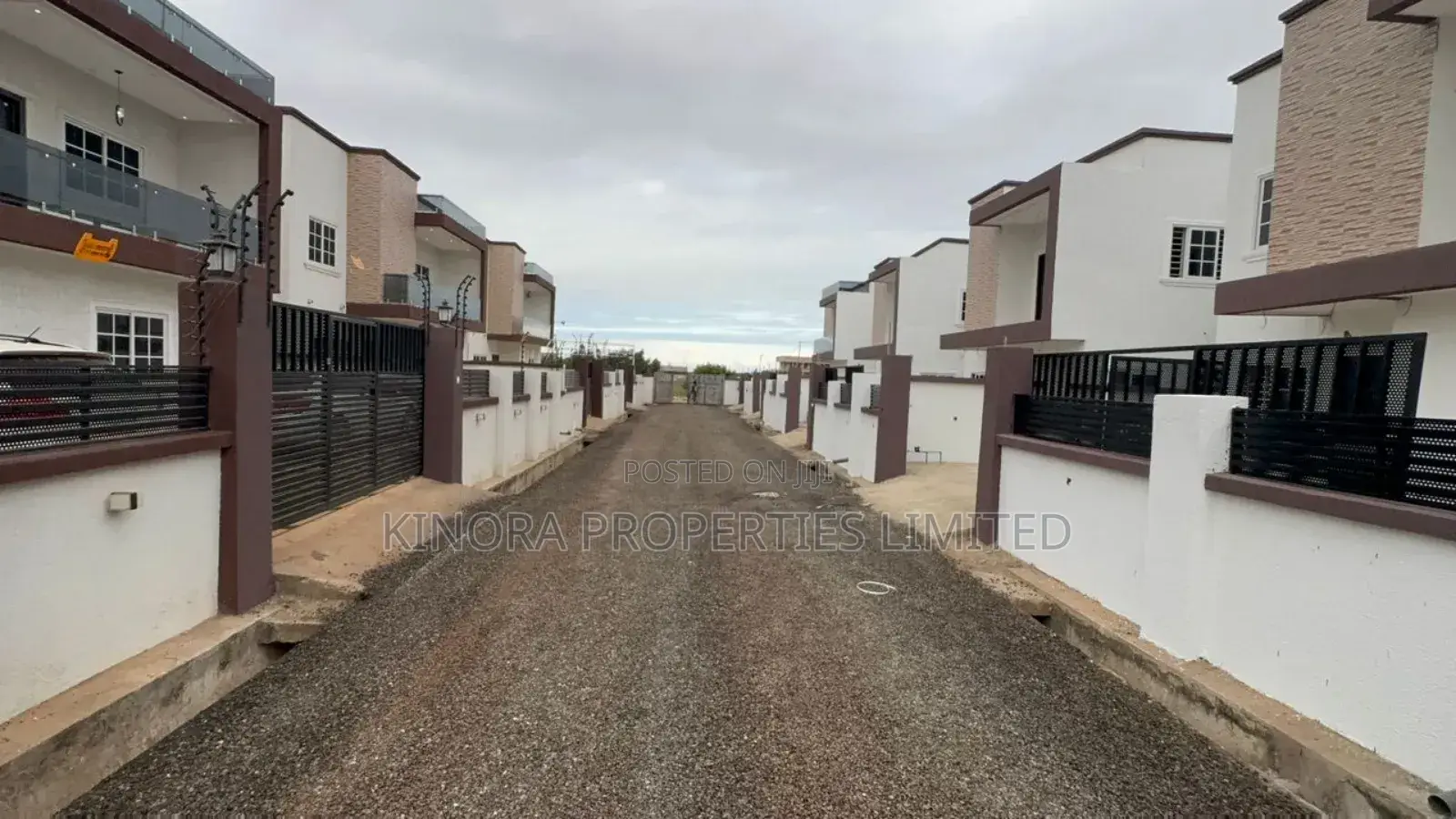 5bdrm Duplex in Tema for sale
