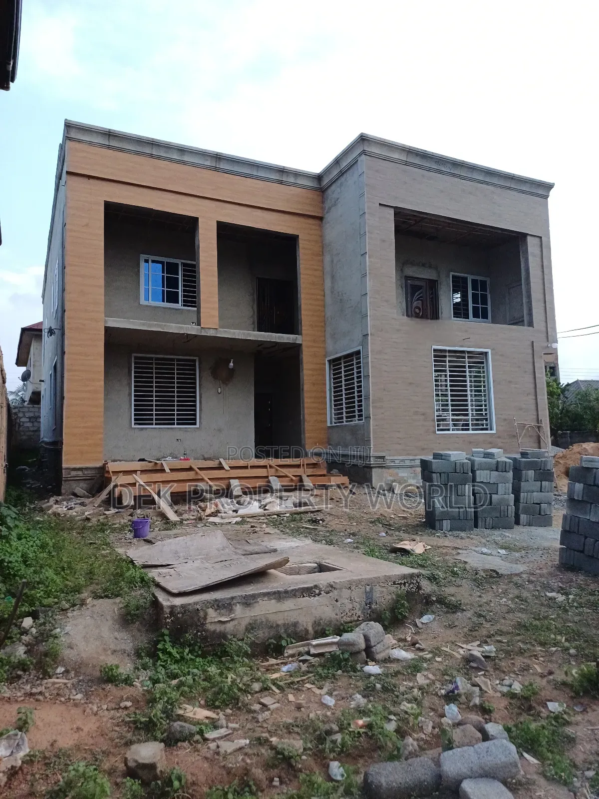 6bdrm House in Pokuase for sale