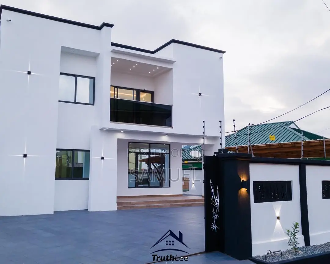 En-Suit 5 Bedrooms House