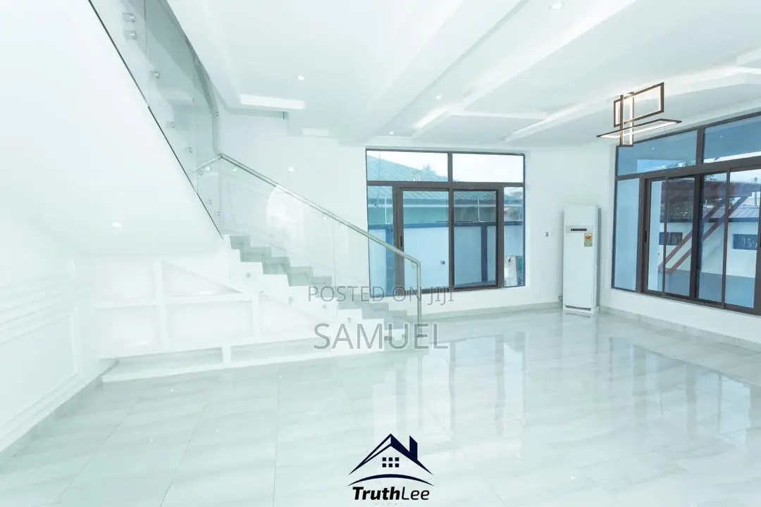 En-Suit 5 Bedrooms House