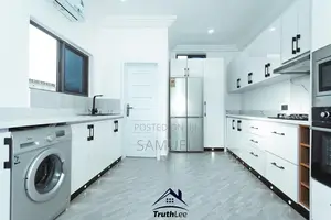 En-Suit 5 Bedrooms House