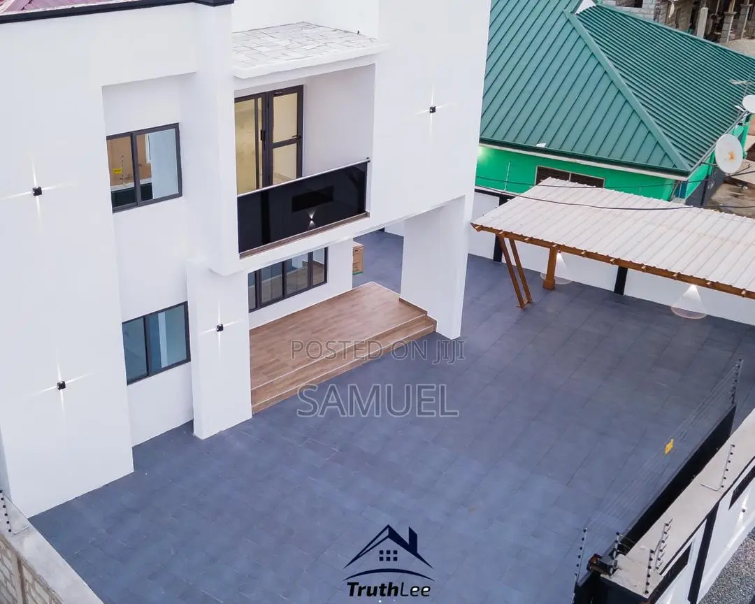 En-Suit 5 Bedrooms House