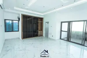 En-Suit 5 Bedrooms House