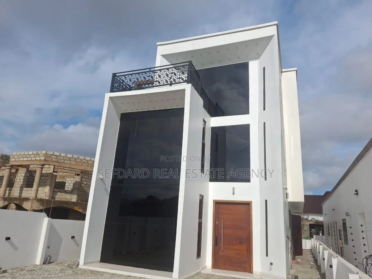6bdrm House in East Legon for sale