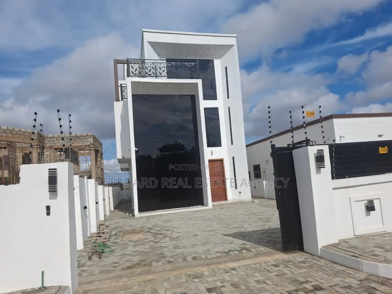 6bdrm House in East Legon for sale