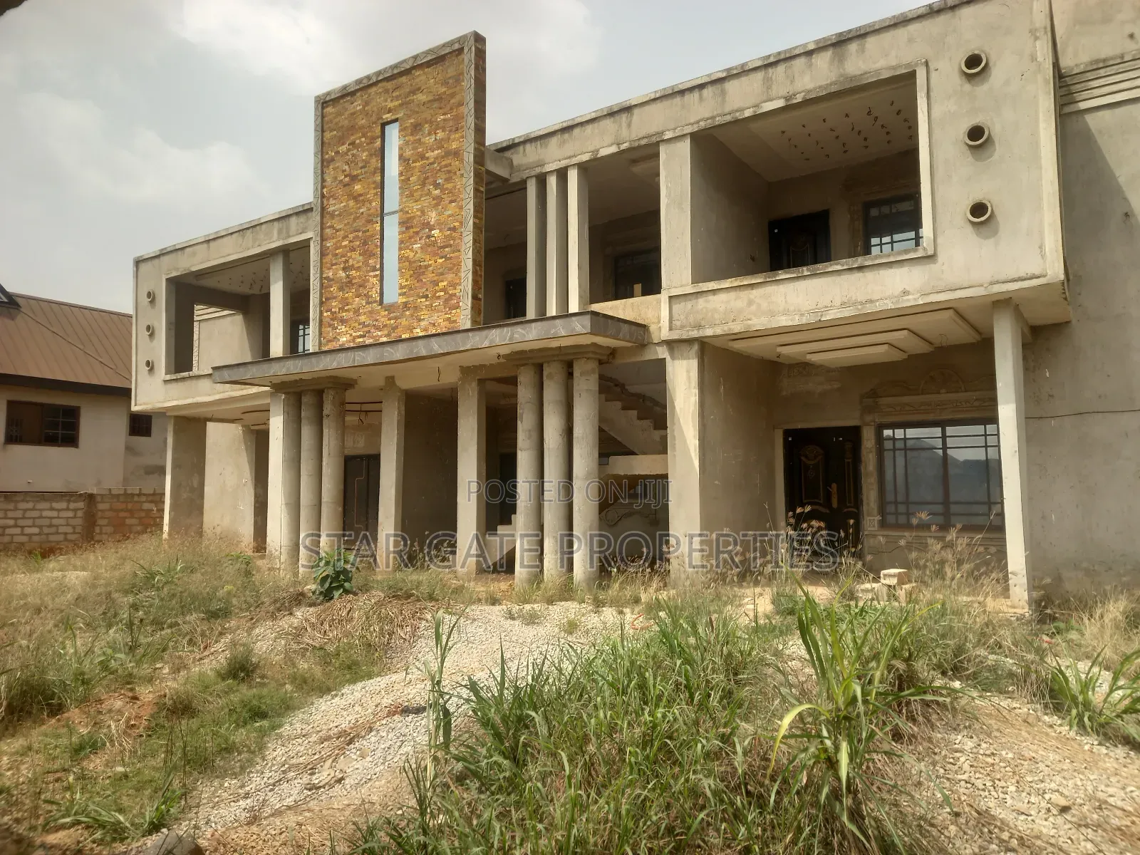 10bdrm House in Pakyi No 2, Kumasi Metropolitan for sale