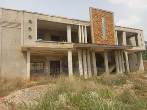 10bdrm House in Santasi Road., Kumasi Metropolitan for sale