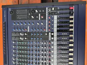 Yamaha Mg24/14fx Analog Mixing Console.