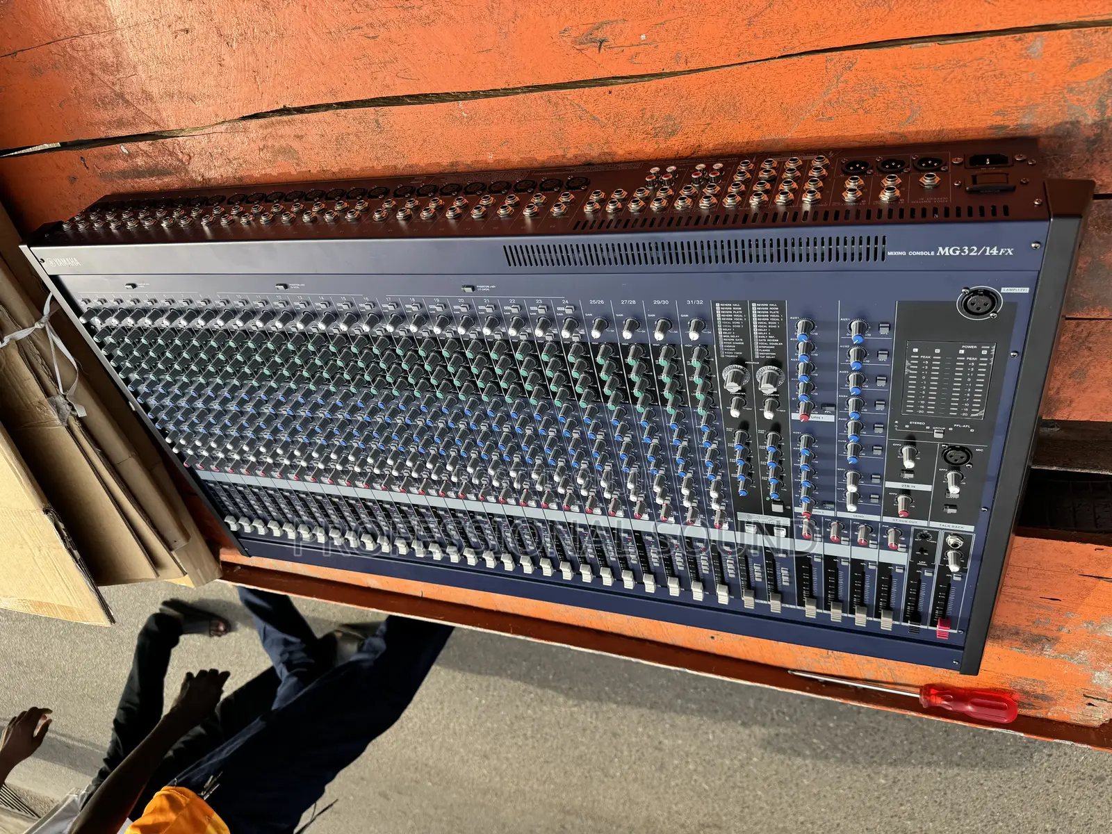 Yamaha Mg24/14fx Analog Mixing Console.
