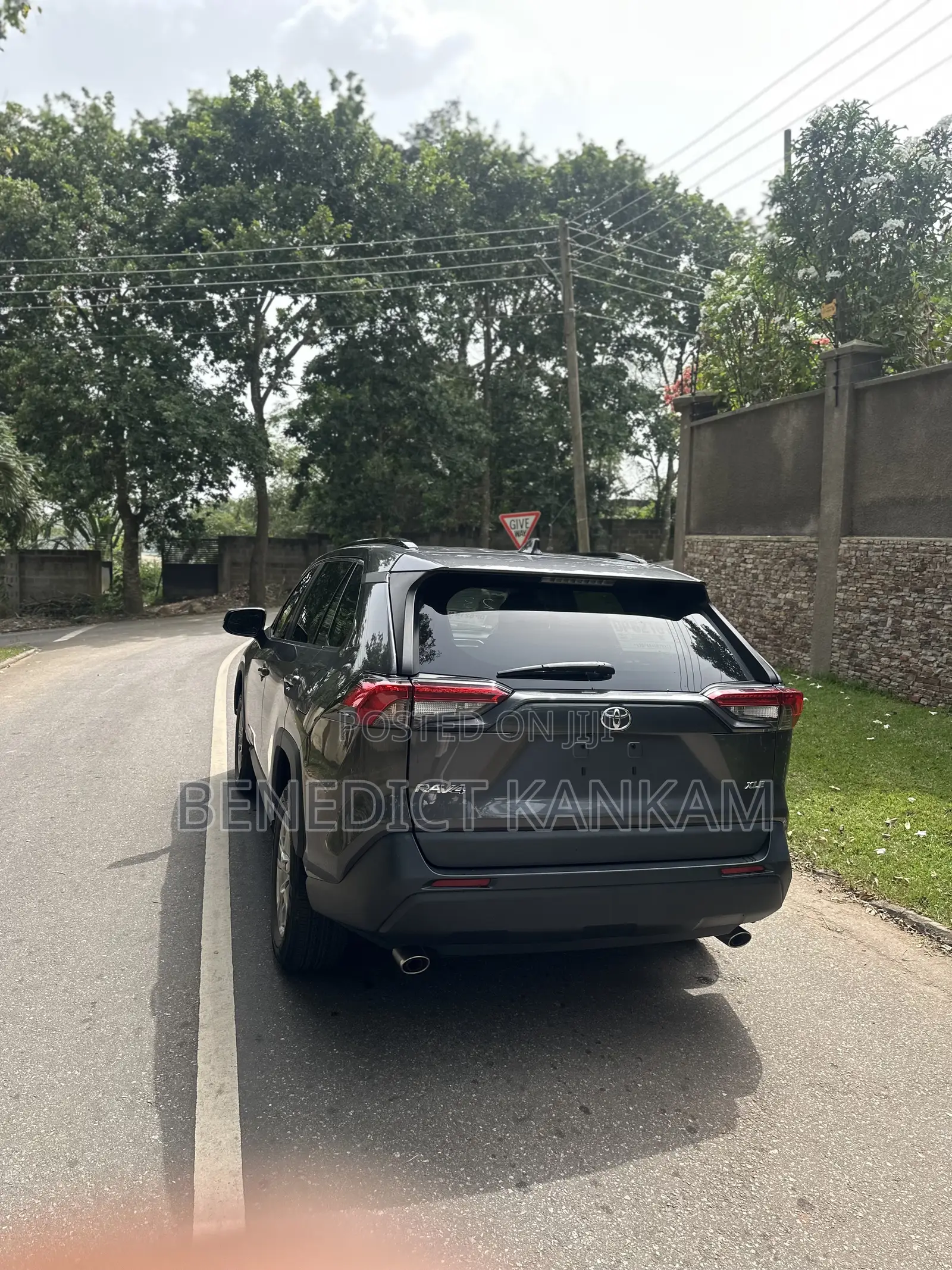 Toyota RAV4 XLE AWD 2023 Gray