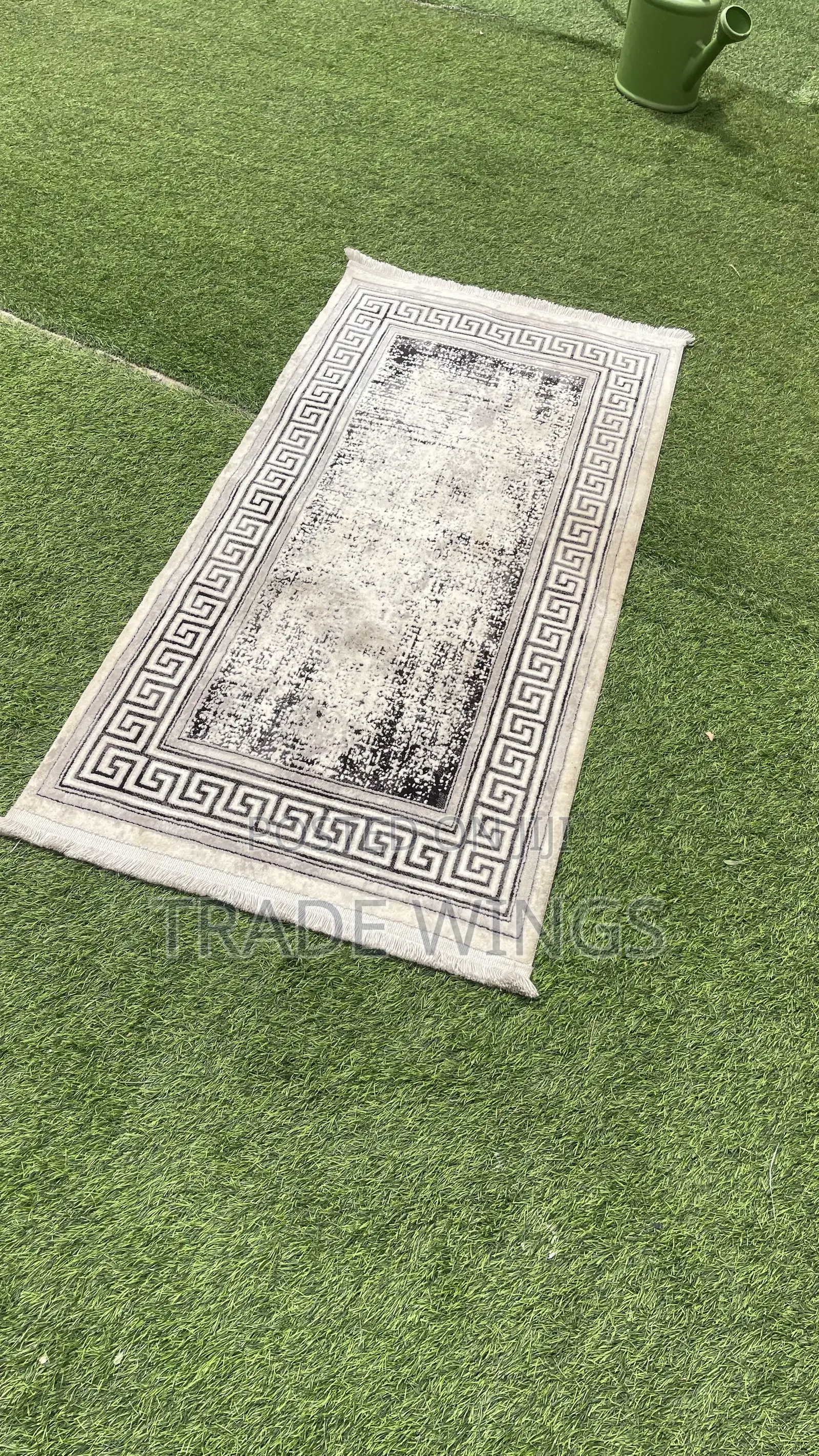 Short White and Black Carpet for Sale