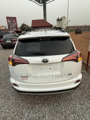 Toyota RAV4 XLE 4dr SUV (2.5L 4cyl 6A) 2018 White
