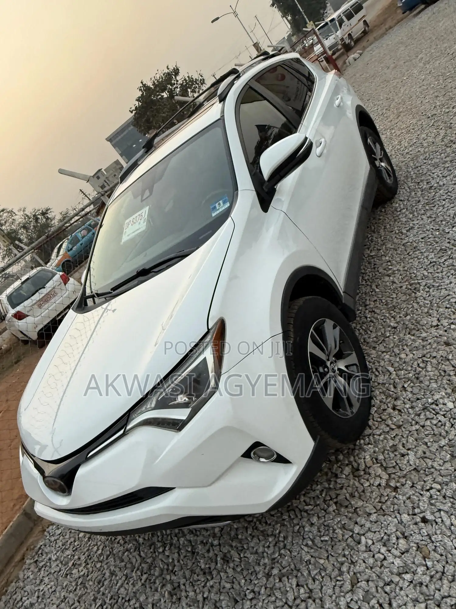 Toyota RAV4 XLE 4dr SUV (2.5L 4cyl 6A) 2018 White