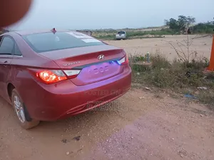 Hyundai Sonata GLS Sedan FWD (2.4L 4cyl 6A) 2013