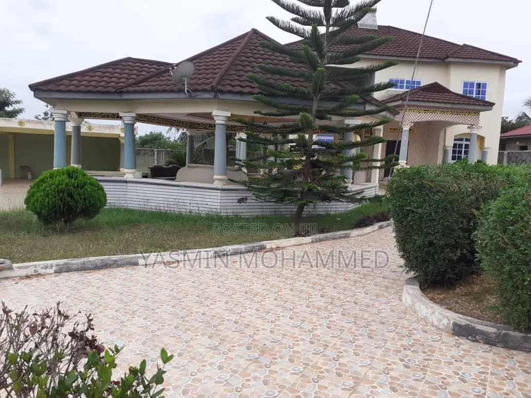 Furnished 8bdrm Apartment in Apam, Gomoa West for sale