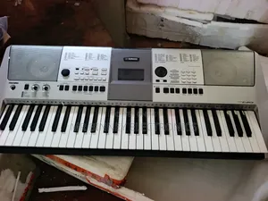 Yamaha PSR E413