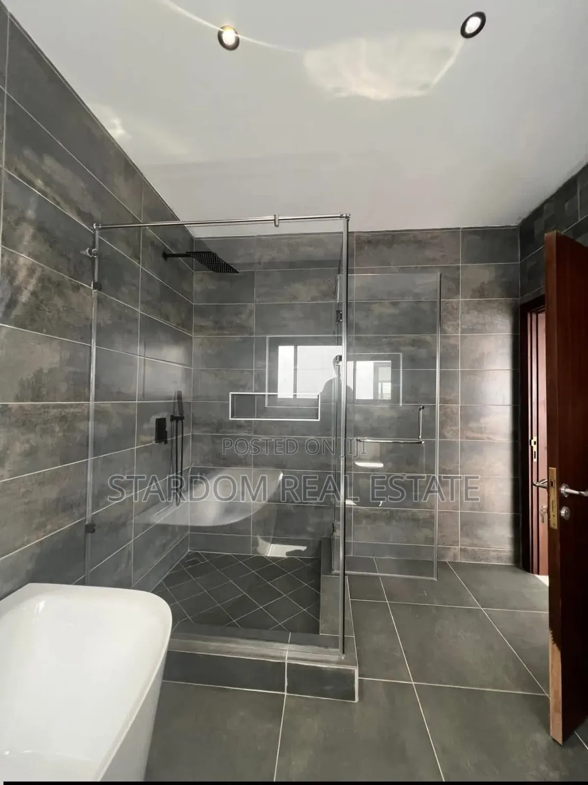 3bdrm Duplex in School Junction, Ashaley Botwe for rent