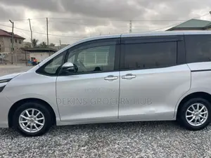 Toyota Voxy 2015 Silver