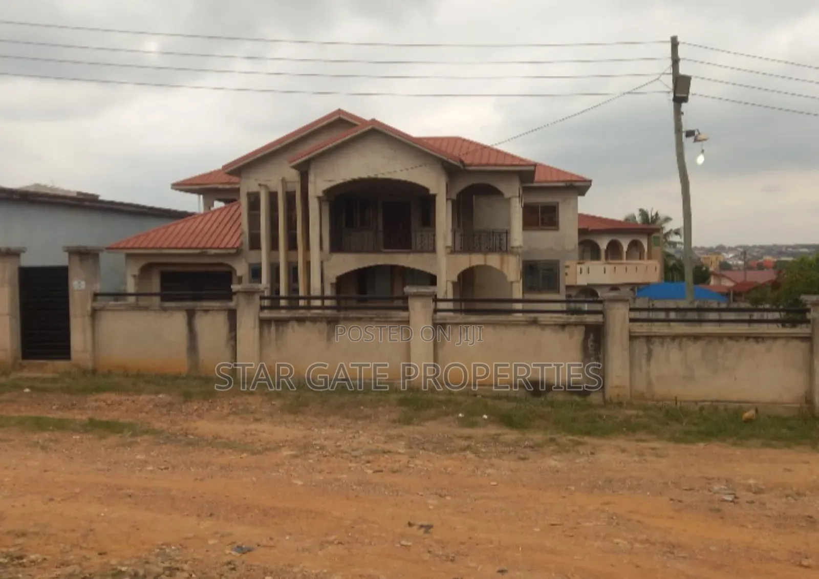 5bdrm House in Near Buokrom, Kumasi Metropolitan for sale