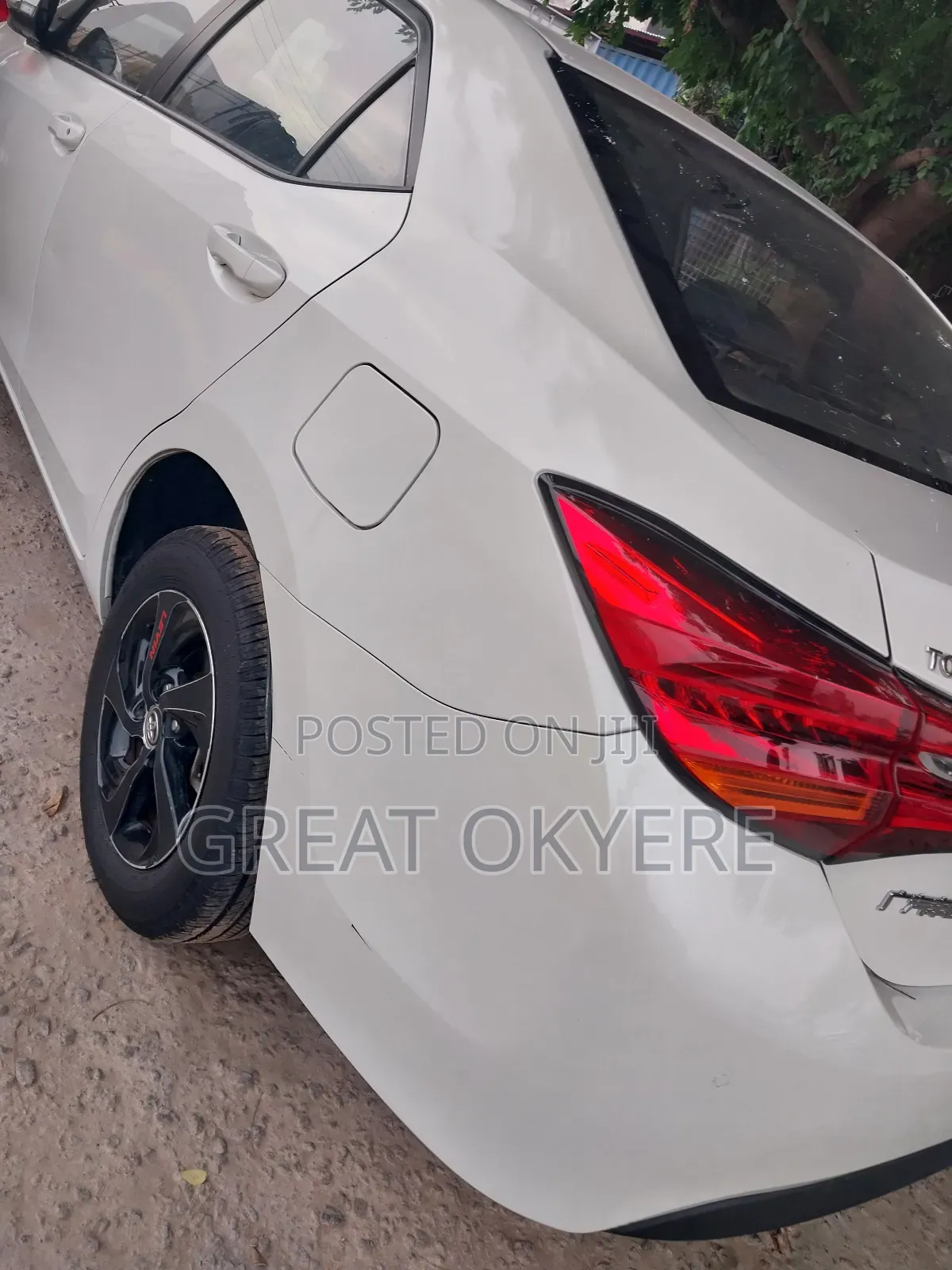 Toyota Corolla LE Eco (1.8L 4cyl 2A) 2018 White